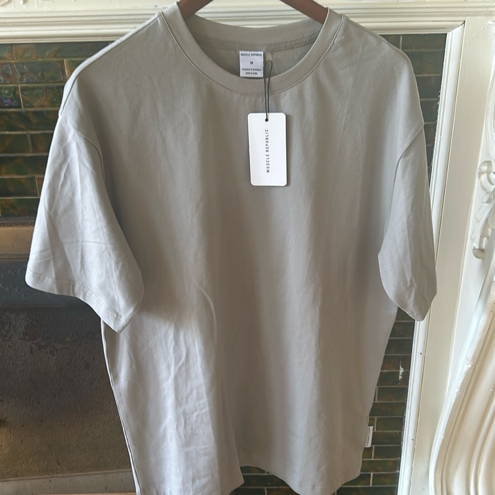 *NEVER WORN* tag still on muscle republic grey tee